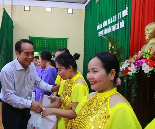 Phó Bí thư Thường trực Tỉnh ủy Bùi Thanh Hà thăm, tặng quà nữ bệnh nhân khuyết tật