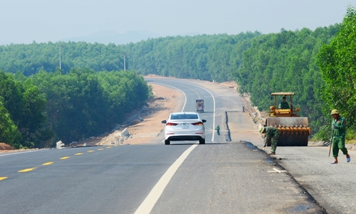 Contemplating La Son – Tuy Loan expressway, the most beautiful road in Nam Dong