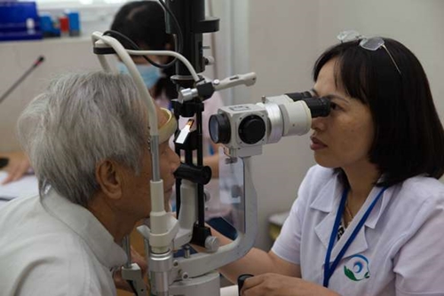 Khám mắt và cấp thuốc miễn phí cho 200 trường hợp tuổi già