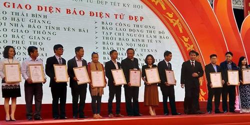 Báo Thừa Thiên Huế đoạt Giải A Bìa báo Tết đẹp và Giải Giao diện báo điện tử đẹp Tết Kỷ Hợi tại Hội Báo toàn quốc 2019