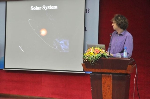 Professor Guillaume Hebrard shares his research information at Hue University