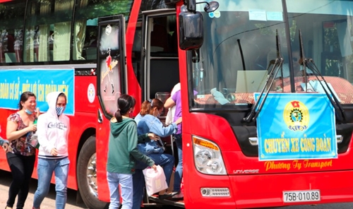 “Chuyến xe công đoàn” đến với người lao động ở KCN Phú Bài