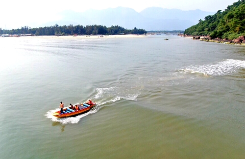 Trao hơn 11,6 triệu đồng cho gia đình thanh niên cứu hai nữ sinh đuối nước ở biển Tân Cảnh Dương