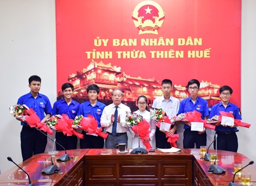 Thua Thien Hue Provincial People s Committee commends students participating in the International Olympiad team
