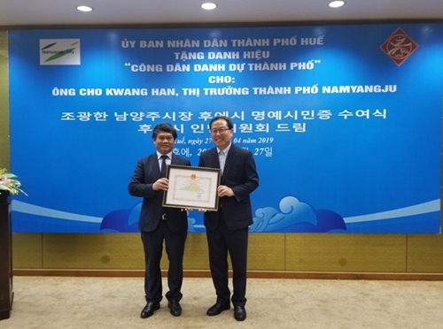 Trao danh hiệu Công dân danh dự cho ông Kwang Han