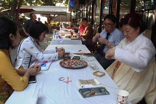 International artisans show off skills at Hue Traditional Craft Festival