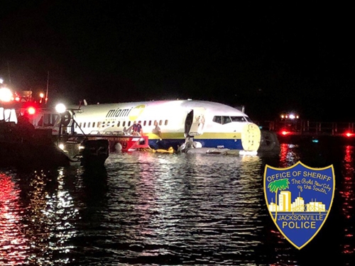 Máy bay Boeing 737 chở gần 150 hành khách lao xuống sông ở Mỹ