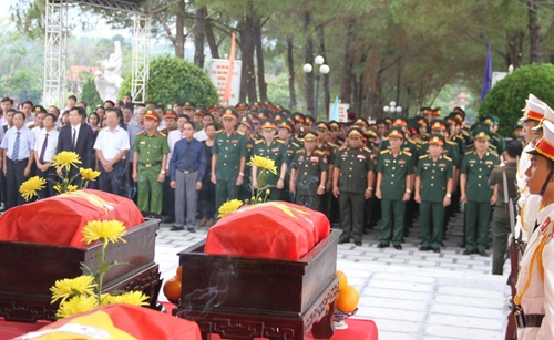 Commemorating and reburying the remains of 18 Vietnamese voluntary soldiers sacrificed in Laos