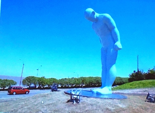 Đặt tượng “Người đàn ông cúi chào” tại Công viên 3 2
