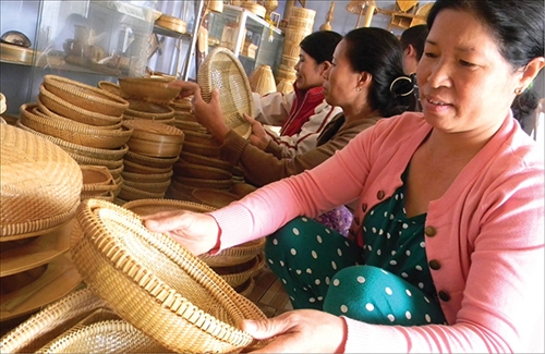 Hue traditional craft villages improve their production procedures