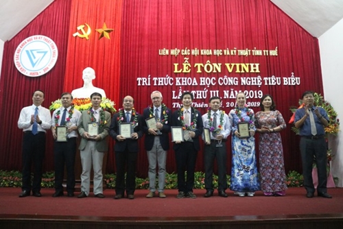Thua Thien Hue province honors sixteen outstanding intellectuals in science and technology