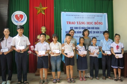 Awarding 31 scholarships to orphans and disabled children
