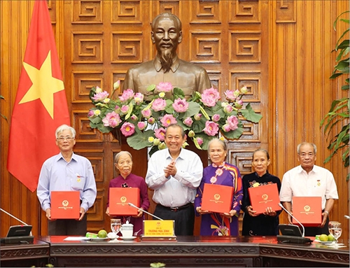 Deputy Prime Minister Truong Hoa Binh receives delegation of people with meritorious services from Thua Thien Hue