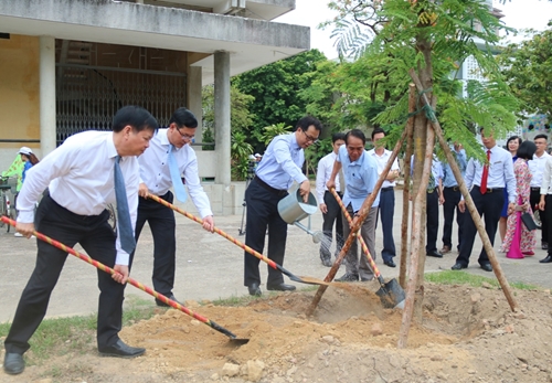 Hue University of Education organizes a meeting responding to World Environment Day