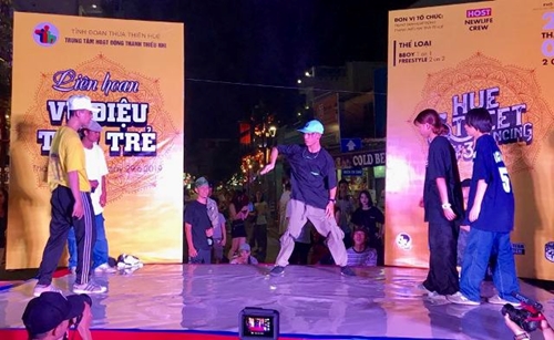100 contestants attended the Youth Dance Festival