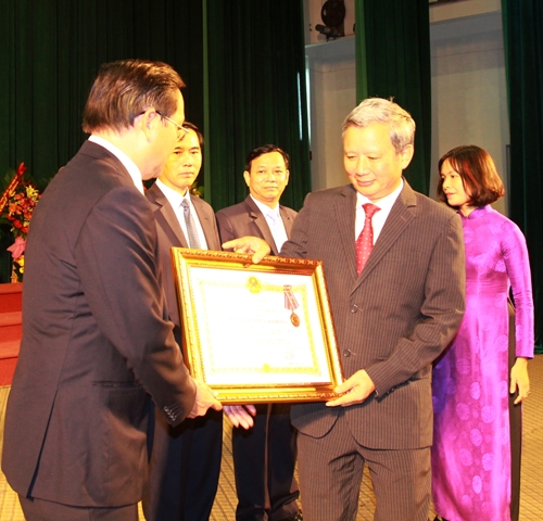 Đảng bộ Khối Cơ quan và Doanh nghiệp tỉnh đón nhận Huân chương Lao động hạng Nhất