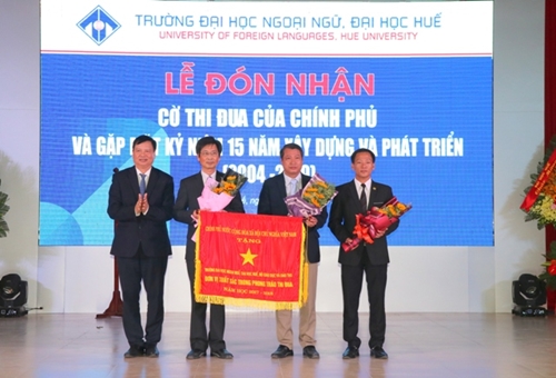 University of Foreign Languages, Hue University receives the Emulation Flag of the Government