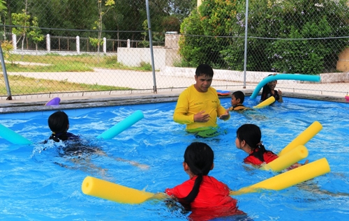 Học bơi miễn phí từ bể bơi đến đầm phá