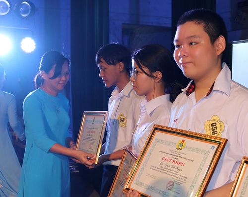 Liên đoàn Lao động TP Huế phát thưởng cho 431 em học sinh giỏi