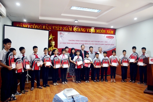Bảo hiểm nhân thọ Dai-ichi Việt Nam tặng quà cho học sinh khó khăn