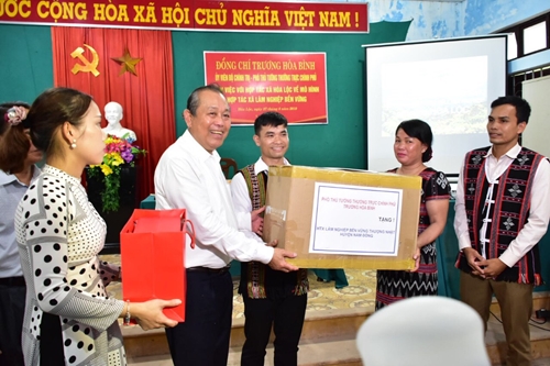 Phó Thủ tướng Thường trực Trương Hòa Bình thăm mô hình HTX Lâm nghiệp phát triển bền vững