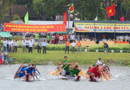 Tưng bừng giải đua ghe mừng Tết Độc lập trên sông Hương
