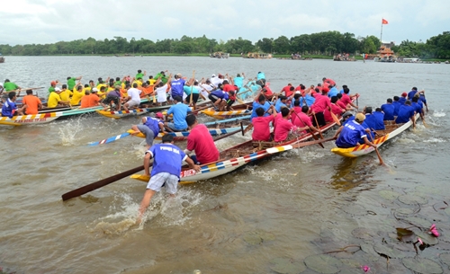 Thrilling boat race to celebrate National Day on the Huong River