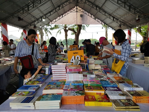 Hơn 100 000 đầu sách giảm giá tại hội sách và bạn trẻ