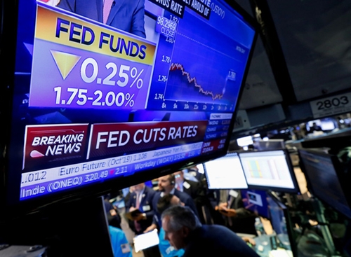 FED giảm lãi suất Chứng khoán tăng, đồng USD mạnh lên