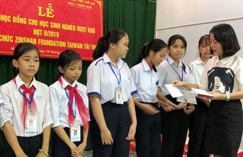 Zhishan Foundation awards scholarships to poor students overcoming difficulty