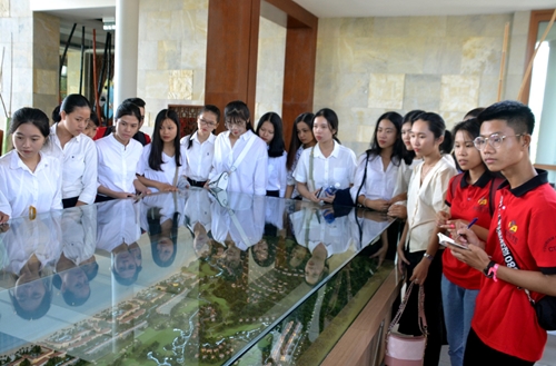 Hue Tourism College and Laguna Vietnam Co , Ltd sign memorandum of cooperation for comprehensive expansion