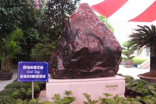 Trao tặng phiến đá sapphire 14 tấn cho tỉnh Thừa Thiên Huế