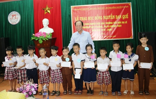 Trao 100 suất học bổng Nguyễn Đan Quế cho học sinh nghèo, hiếu học