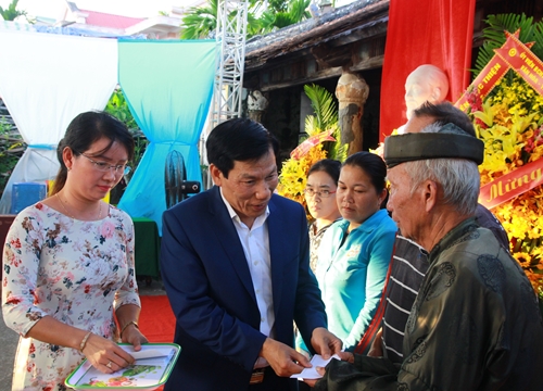 Bộ trưởng Bộ Văn hóa Thể thao và Du lịch Nguyễn Ngọc Thiện chung vui với người dân trong Ngày hội đại đoàn kết