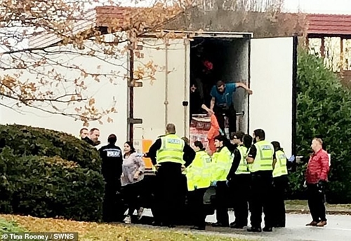 Cảnh sát Anh phát hiện thêm 10 người nhập cư trái phép trên xe tải