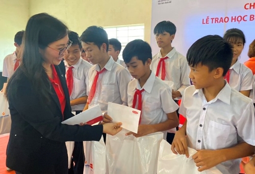 Dai-ichi Việt Nam trao 360 suất học bổng cho học sinh nghèo hiếu học
