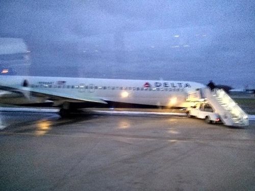 Mỹ Máy bay chở 107 hành khách bị trượt khỏi đường băng