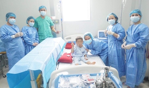 Hue Central Hospital conducting autogolous stem cells transplantation to pediatric patient with neuroblastoma