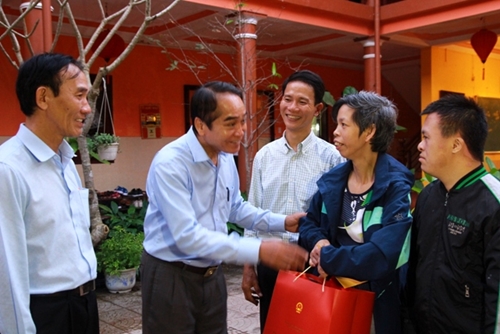 Phó Bí thư Thường trực Tỉnh ủy Bùi Thanh Hà tặng quà tết các đơn vị, gia đình chính sách