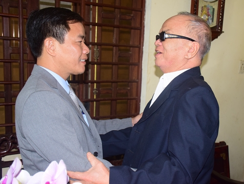 Phó Chủ tịch UBND tỉnh Nguyễn Văn Phương thăm, tặng quà gia đình người có công, hộ vượt nghèo tiêu biểu