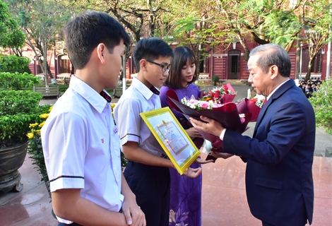 Chairman of the Provincial People s Committee awards certificates of merit to students winning prizes in the National Excellent Student Competition