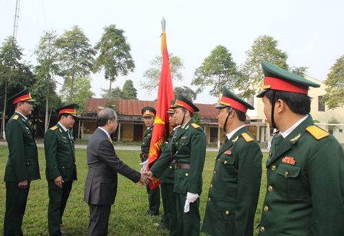Chủ tịch UBND tỉnh Phan Ngọc Thọ dự lễ chào cờ đầu năm với lực lượng quân đội