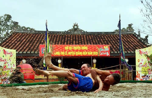 Jubilant early spring with wrestling festival in Thu Le village