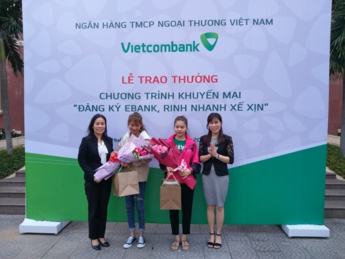 Vietcombank Chi nhánh Huế trao thưởng xe SH cho khách hàng