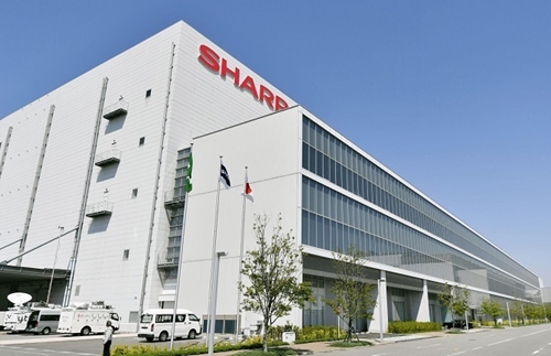 Sharp làm khẩu trang trong nhà máy sản xuất TV