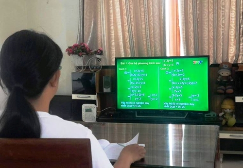 Không “giao khoán” cho học sinh khi học trên truyền hình