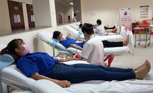 Đoàn viên Bệnh viện Trung ương Huế hiến máu giữa mùa COVID-19