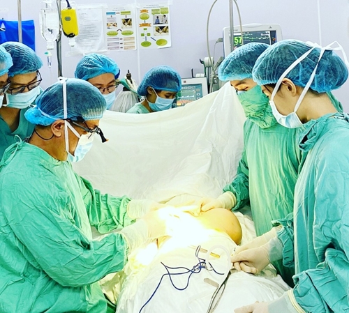 Phẫu thuật cho bệnh nhân vỡ túi ngực không triệu chứng sau 10 năm