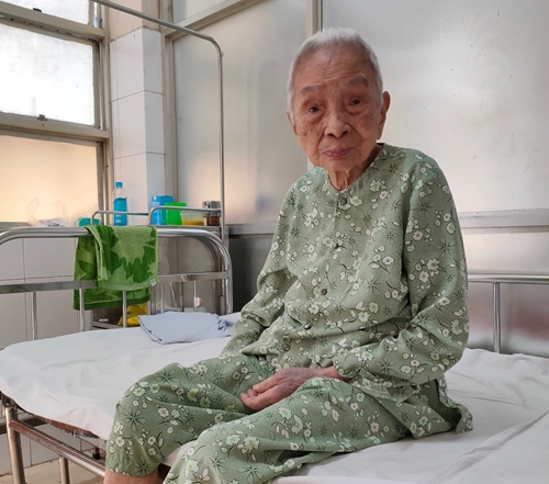 Thay khớp háng thành công cho cụ bà 103 tuổi