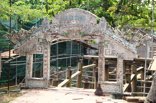 Dismantlement and renovation of Thanh Toan tiled roof bridge